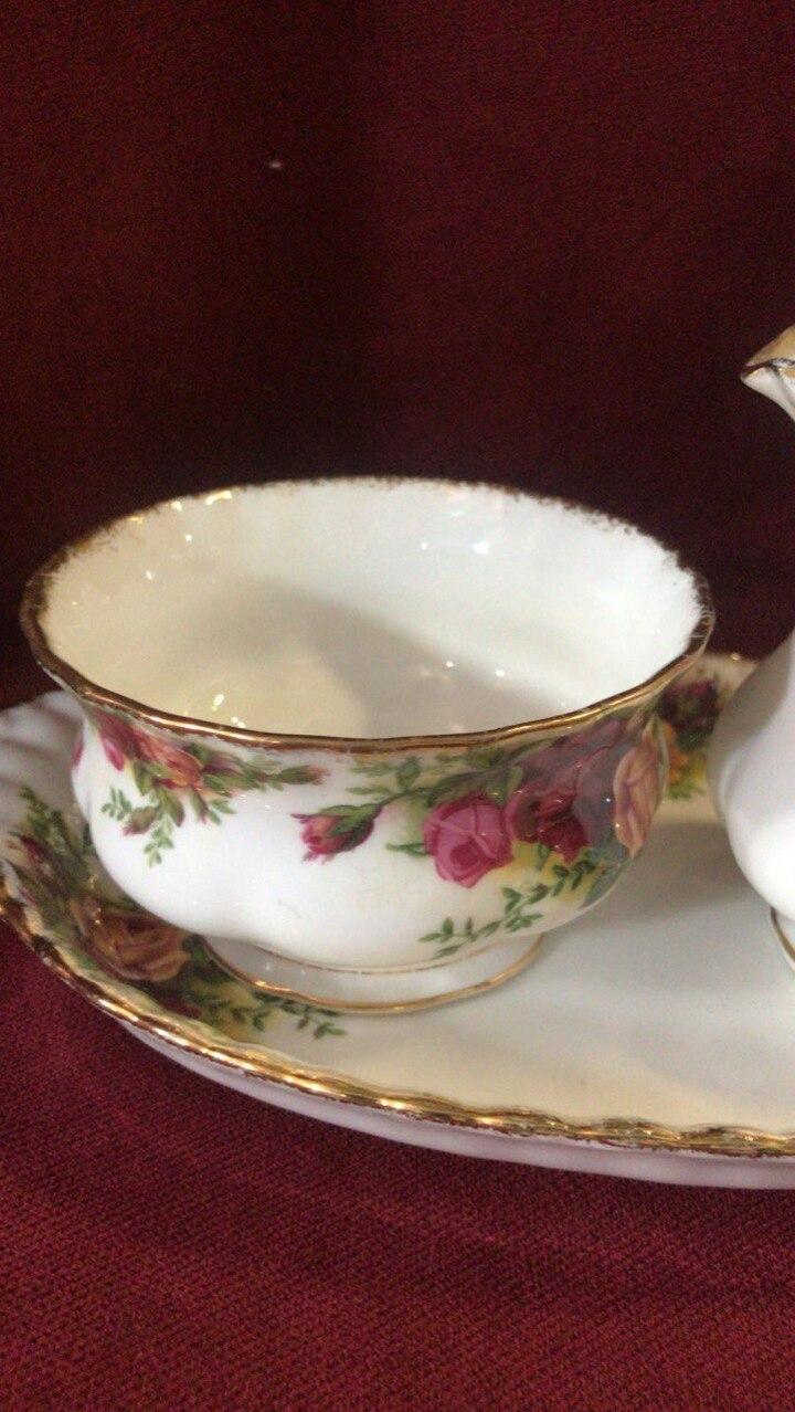 Комплект: Сахарница и молочник на подносе Royal Albert