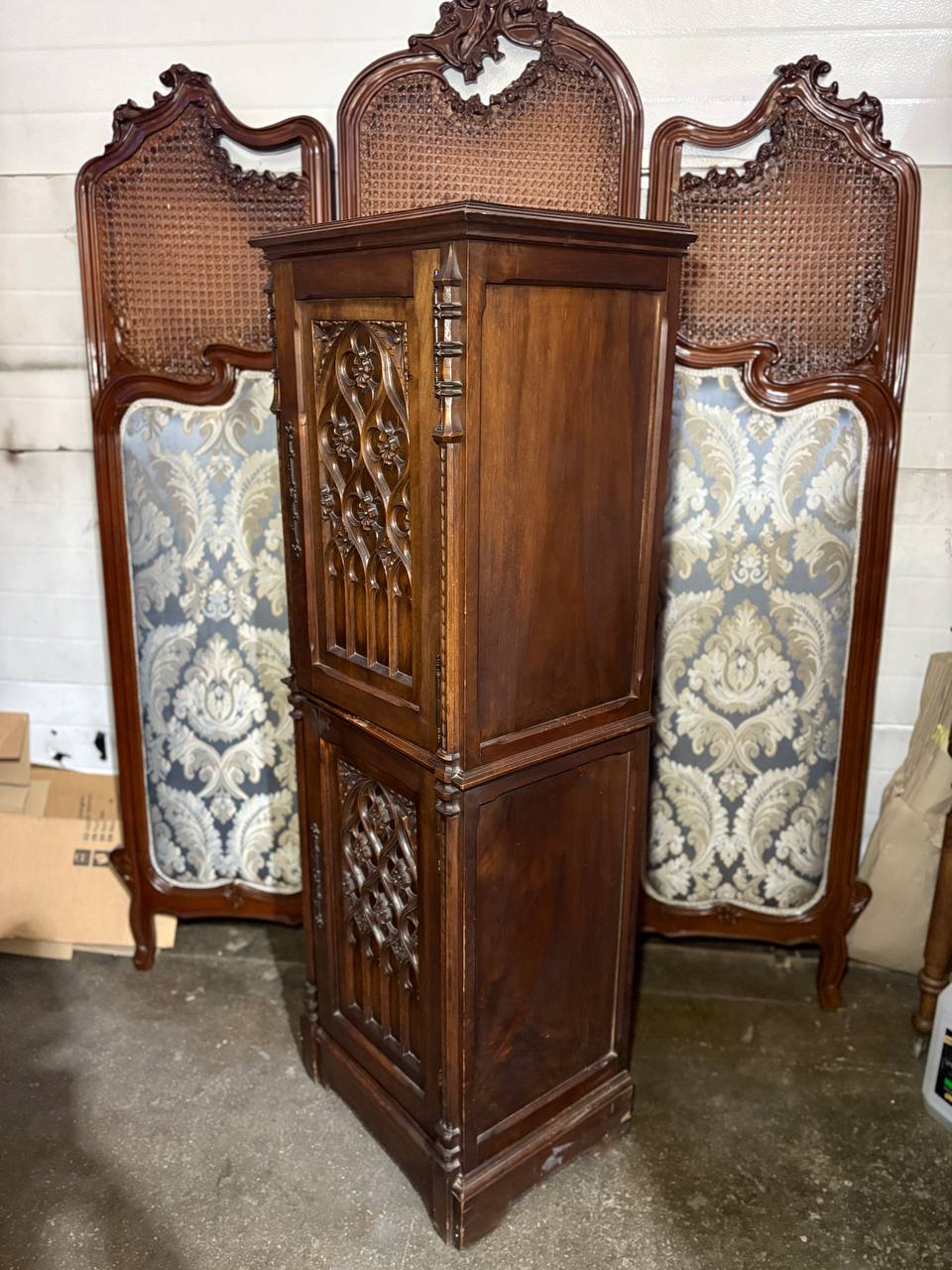Шкаф/Сервант в готическом стиле