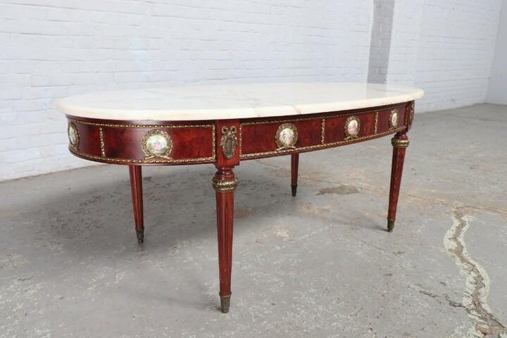 Стол с медальонами в стиле Людовика XVI