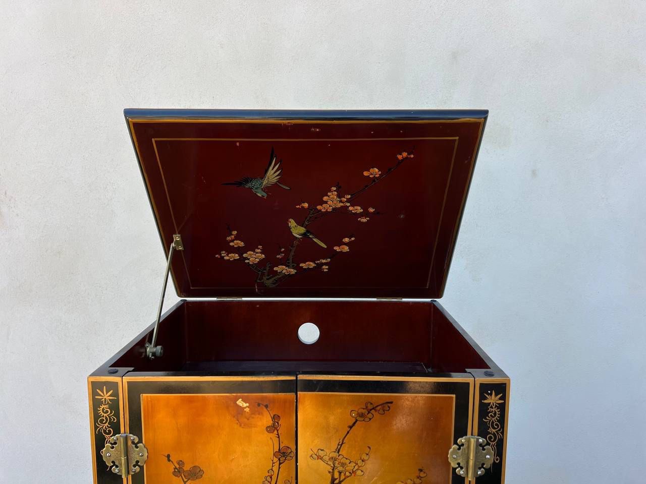 Шкаф в стиле шинуазри