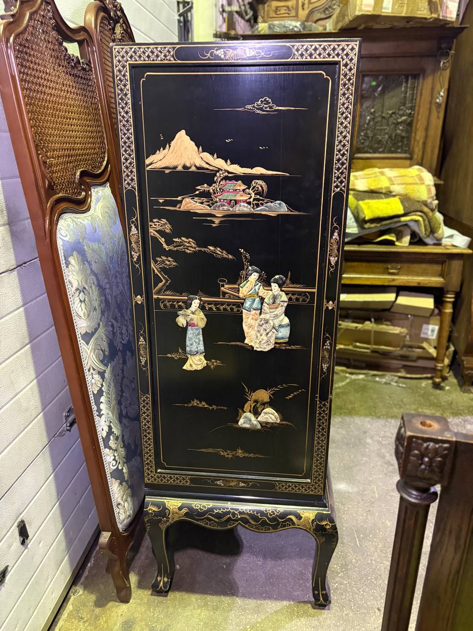 Шкаф в стиле шинуазри