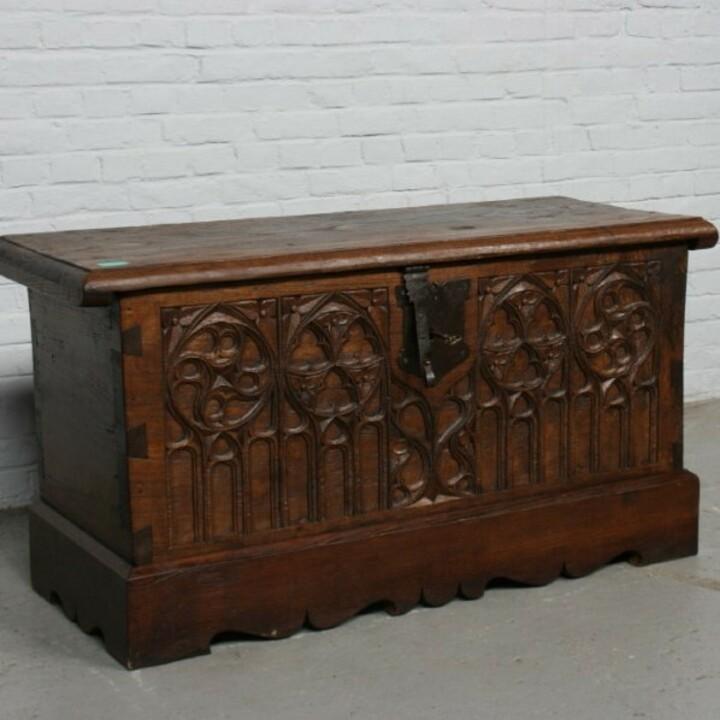 Сундук в готическом стиле