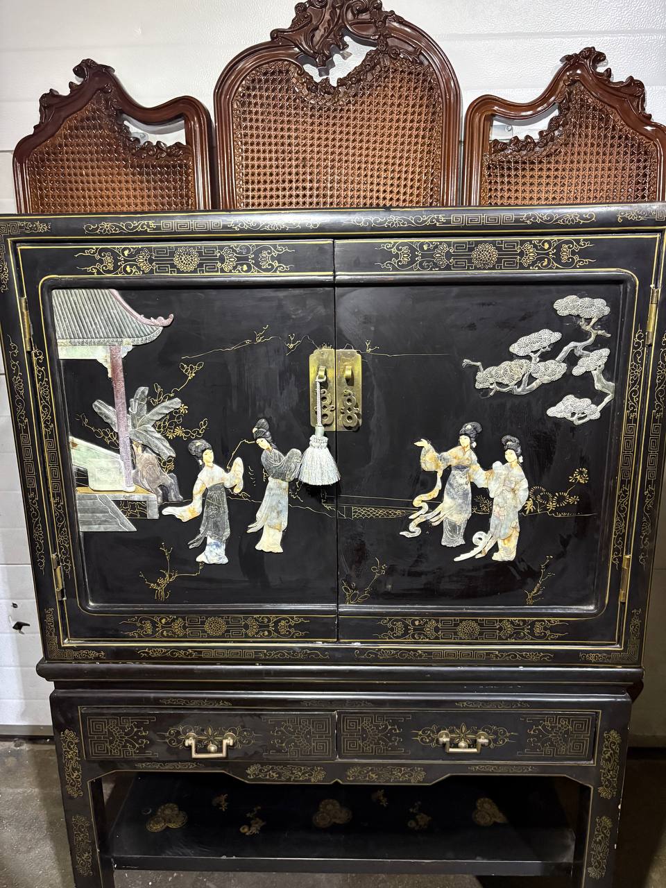 Шкаф в стиле шинуазри