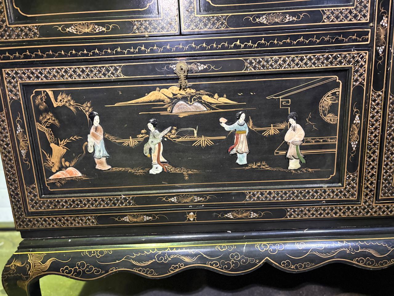 Шкаф в стиле шинуазри