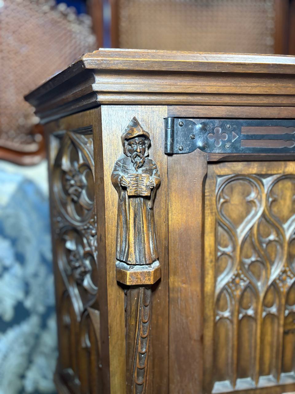 Шкаф кабинетный в готическом стиле