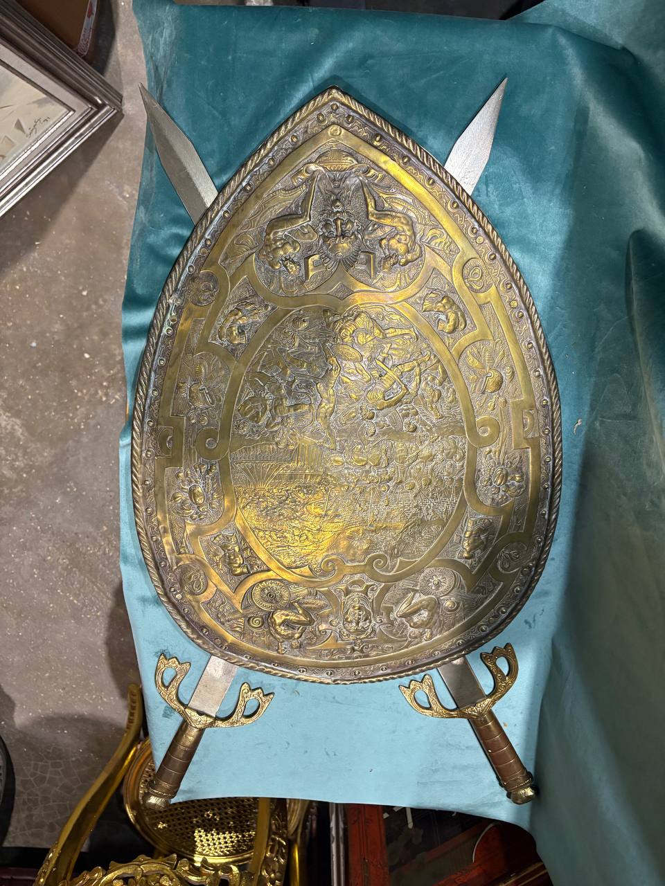 Декоративный элемент/Щит и Меч