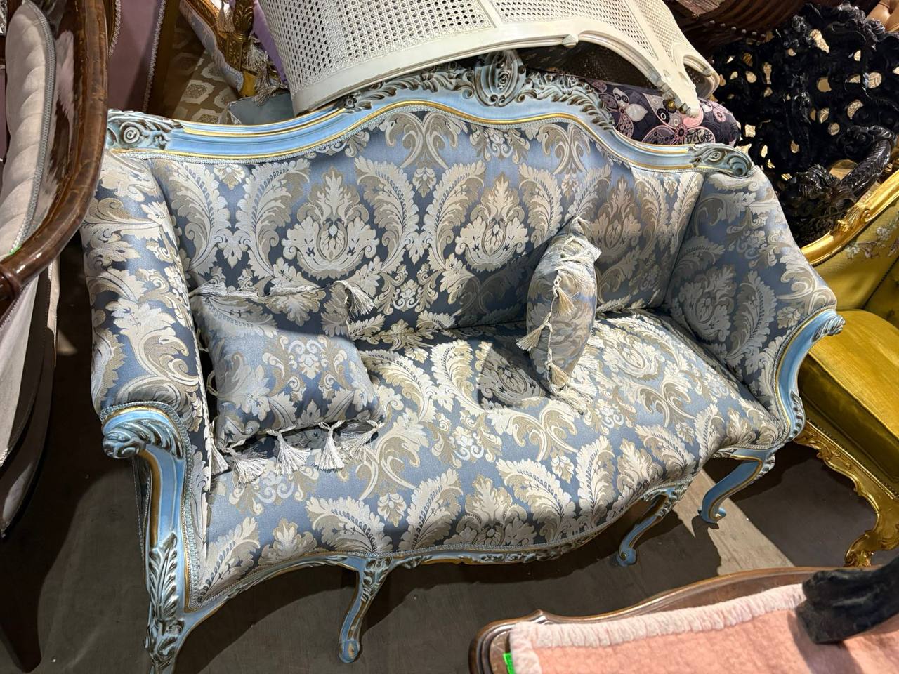 Диван в стиле венецианского барокко