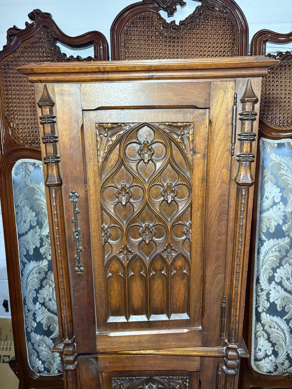 Шкаф/Сервант в готическом стиле