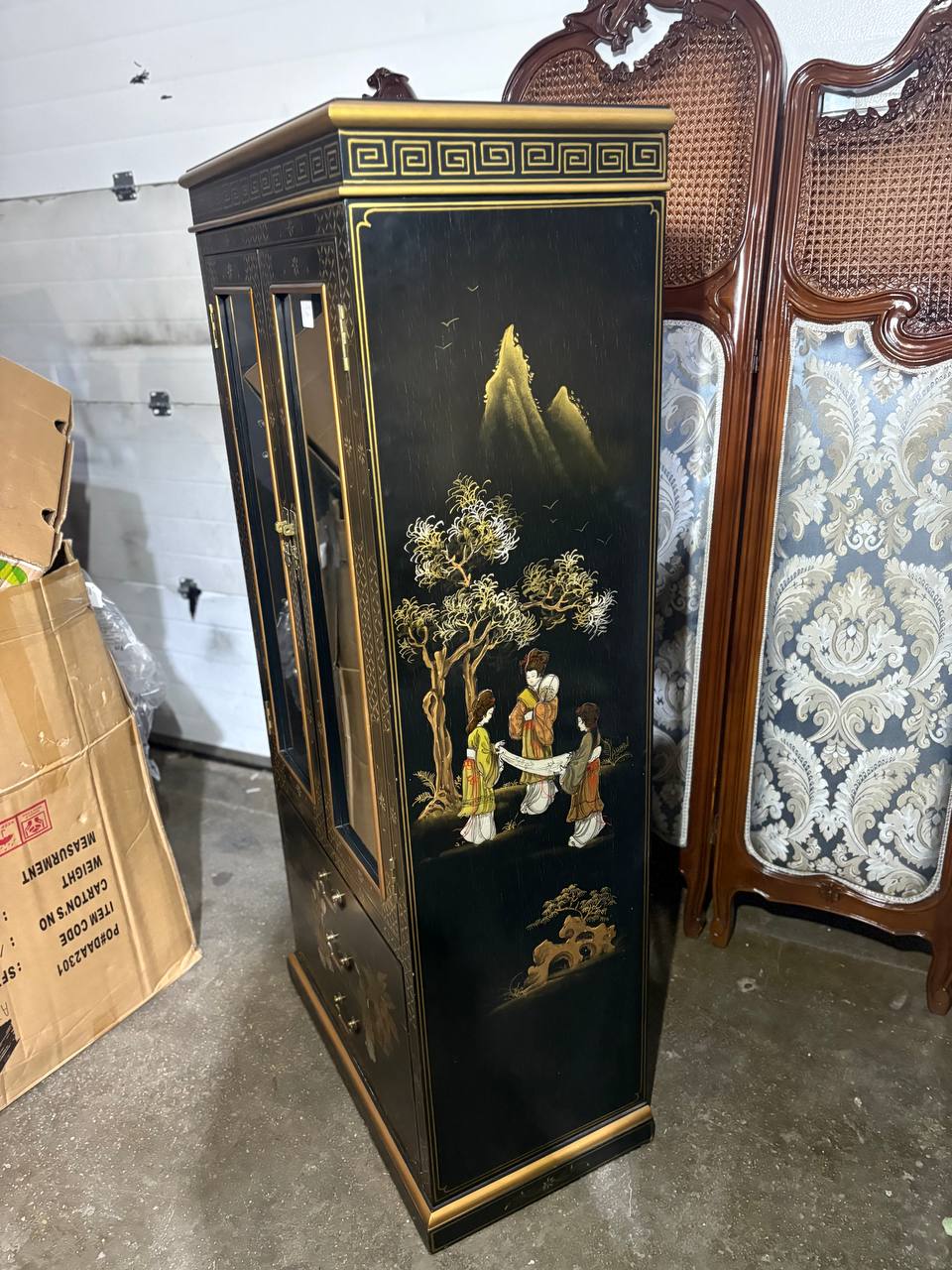 Витрина в стиле шинуазри