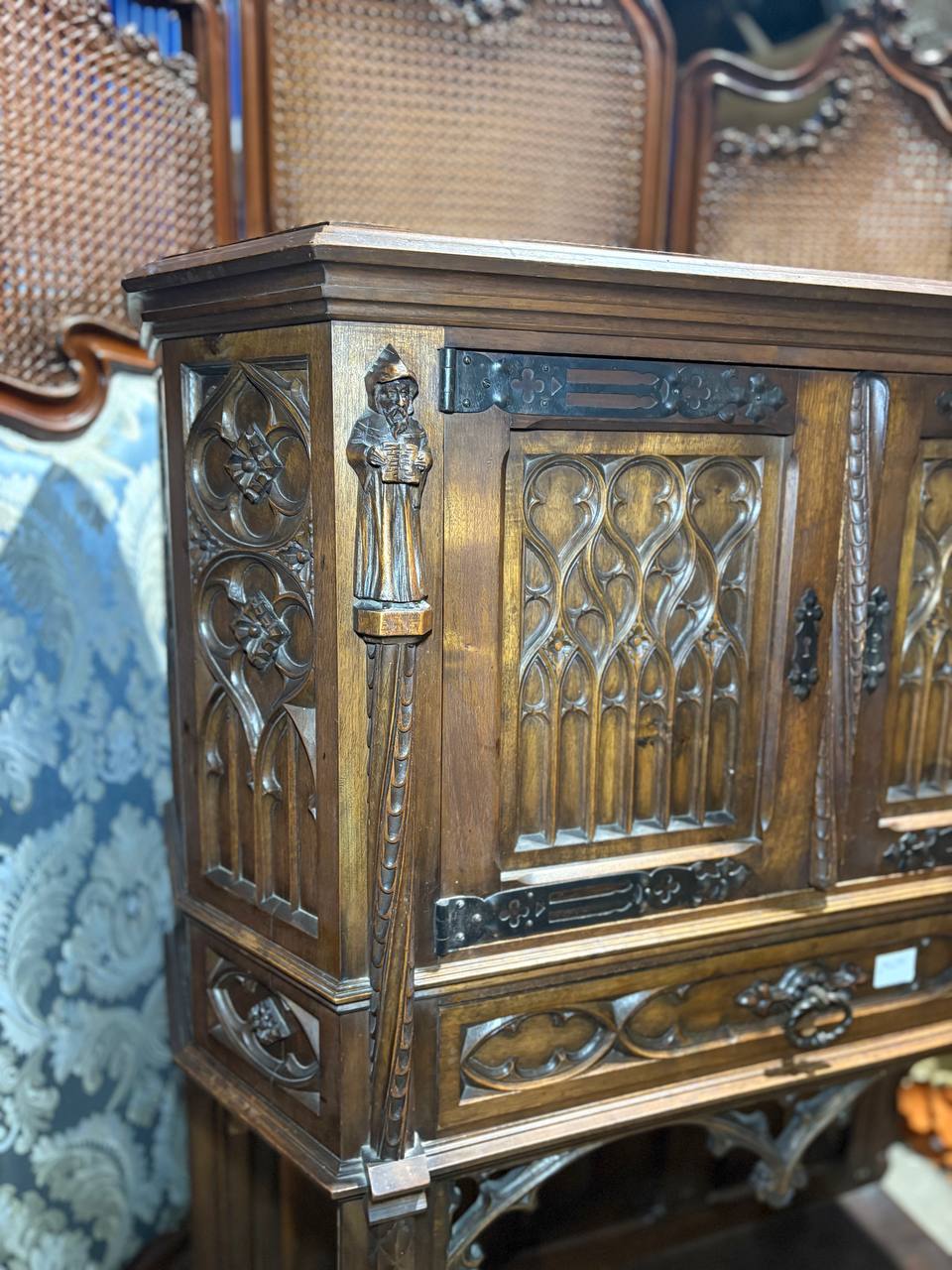 Шкаф кабинетный в готическом стиле