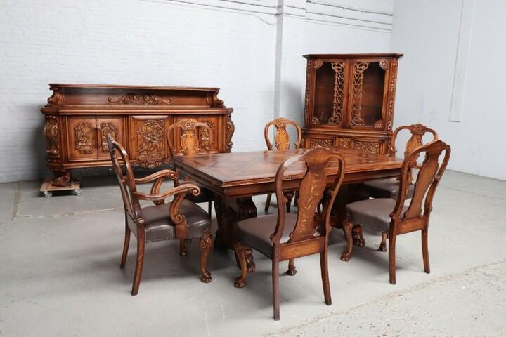 Столовая комната старинная