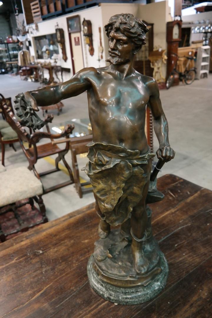 Статуя бронзовая