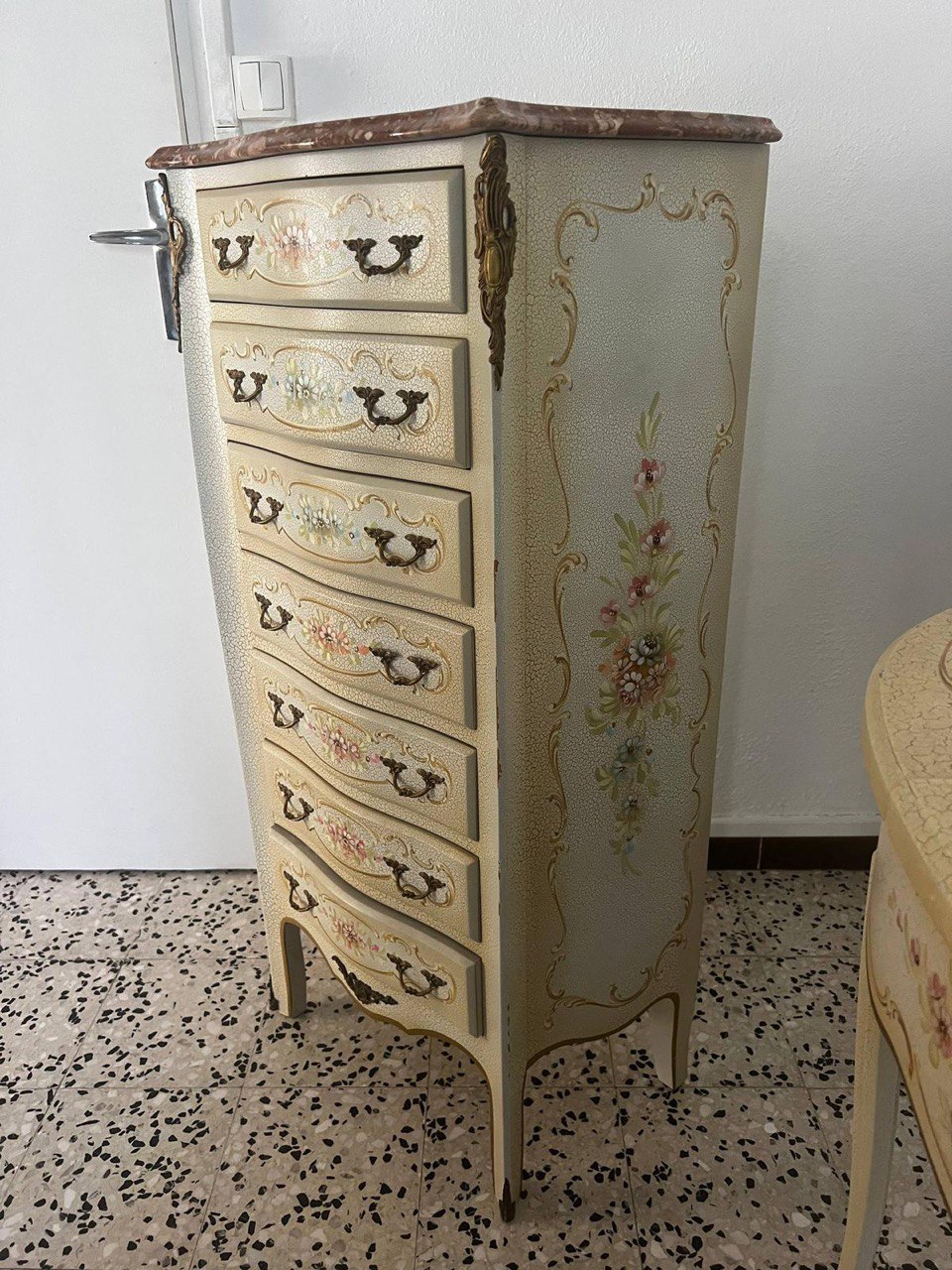 Комод высокий в стиле венецианского барокко