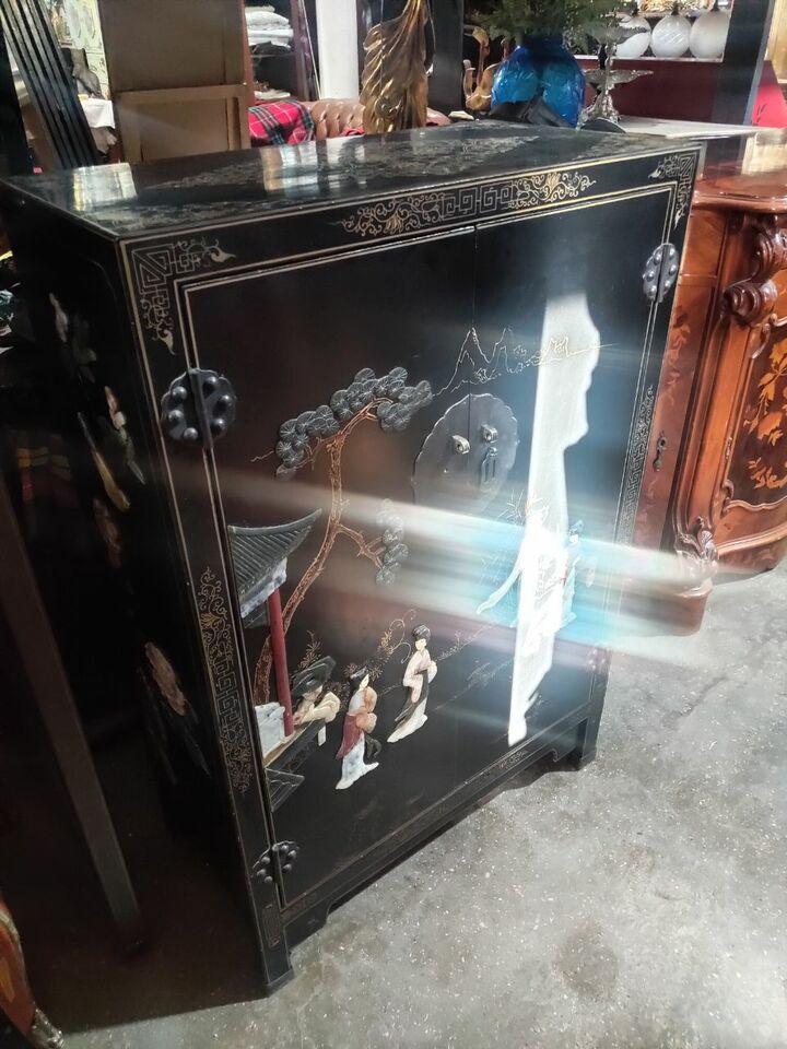 Шкаф в стиле шинуазри