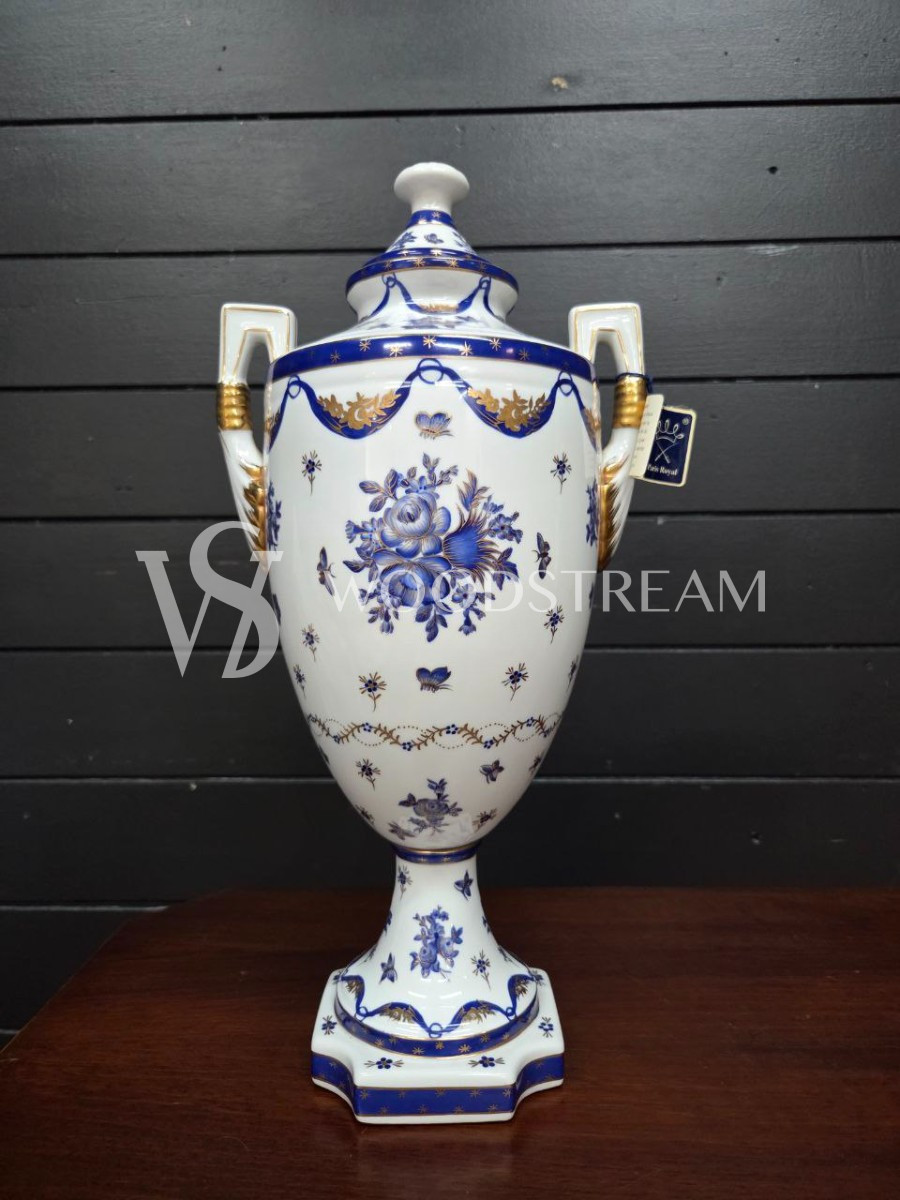 Ваза с крышкой в стиле Людовика XVI