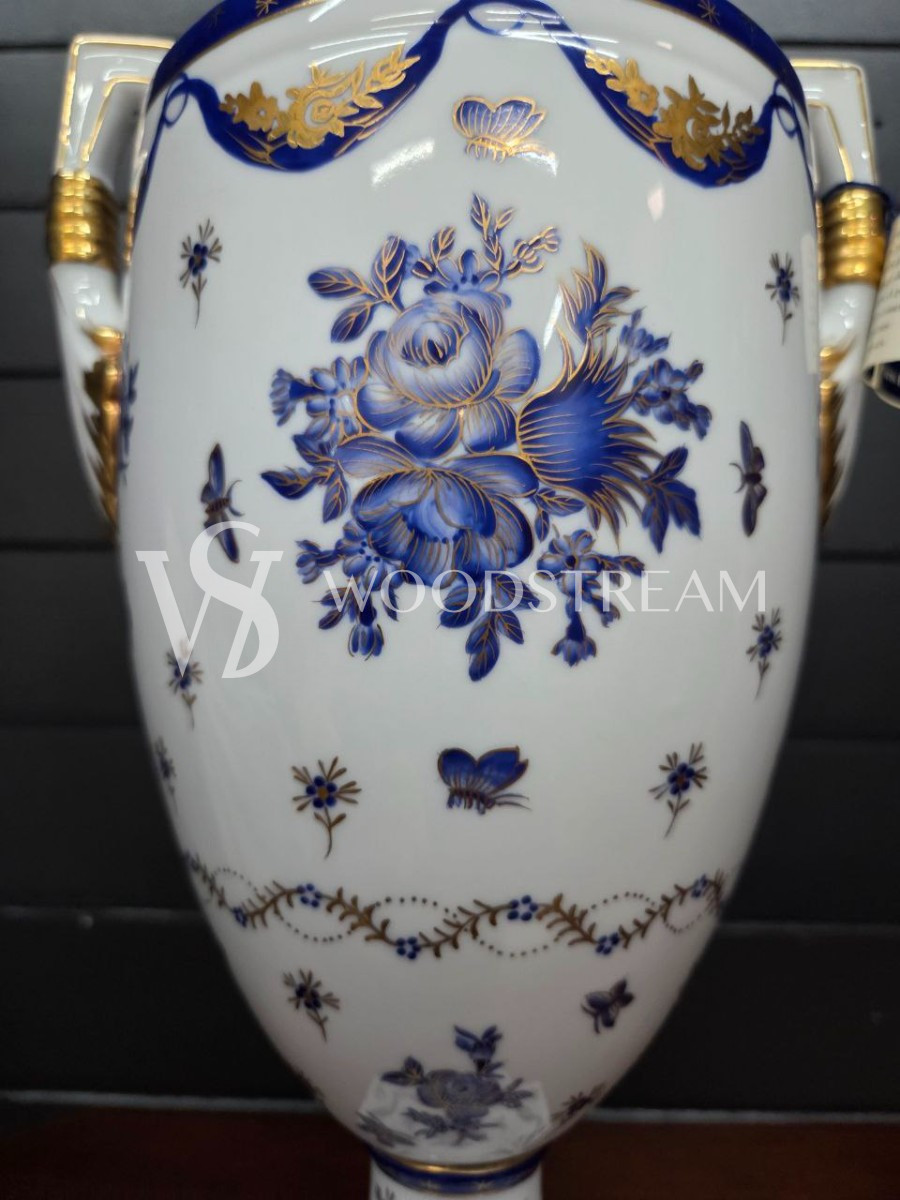 Ваза с крышкой в стиле Людовика XVI