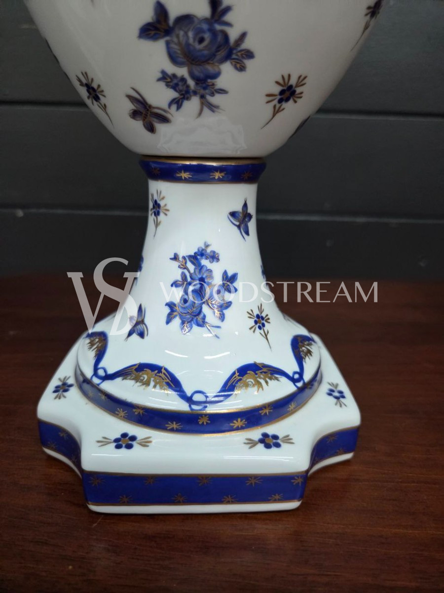 Ваза с крышкой в стиле Людовика XVI