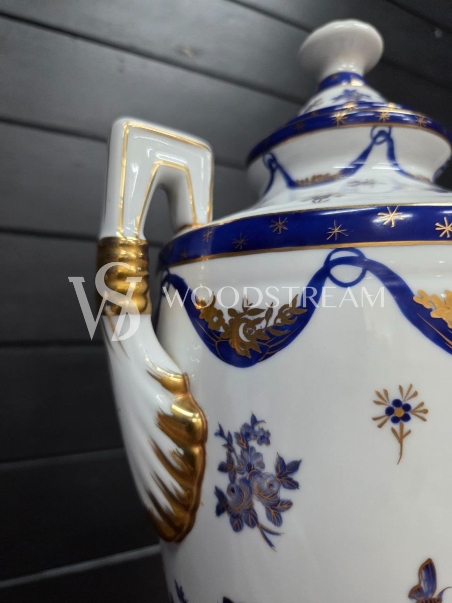 Ваза с крышкой в стиле Людовика XVI