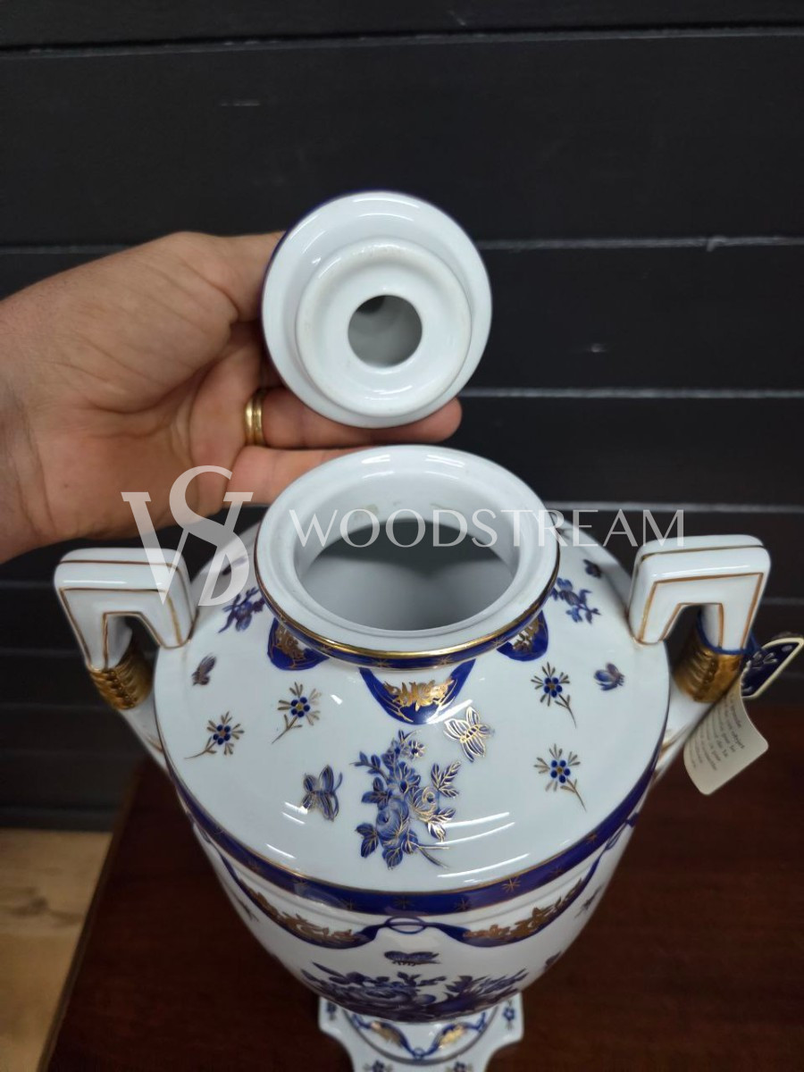 Ваза с крышкой в стиле Людовика XVI