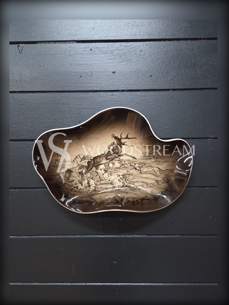 Тарелка декоративная со сценой охоты