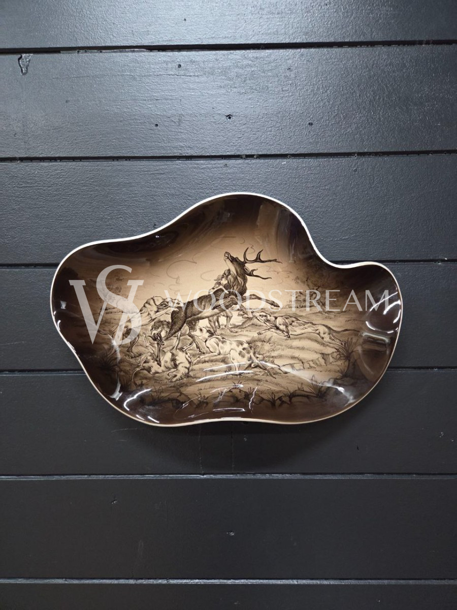 Тарелка декоративная со сценой охоты