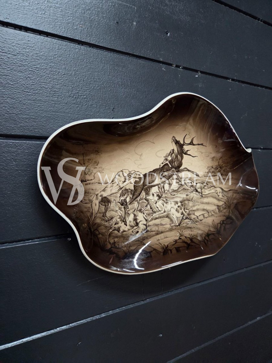 Тарелка декоративная со сценой охоты
