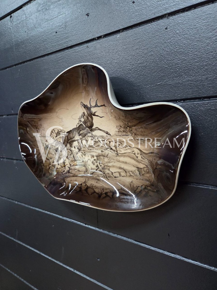 Тарелка декоративная со сценой охоты