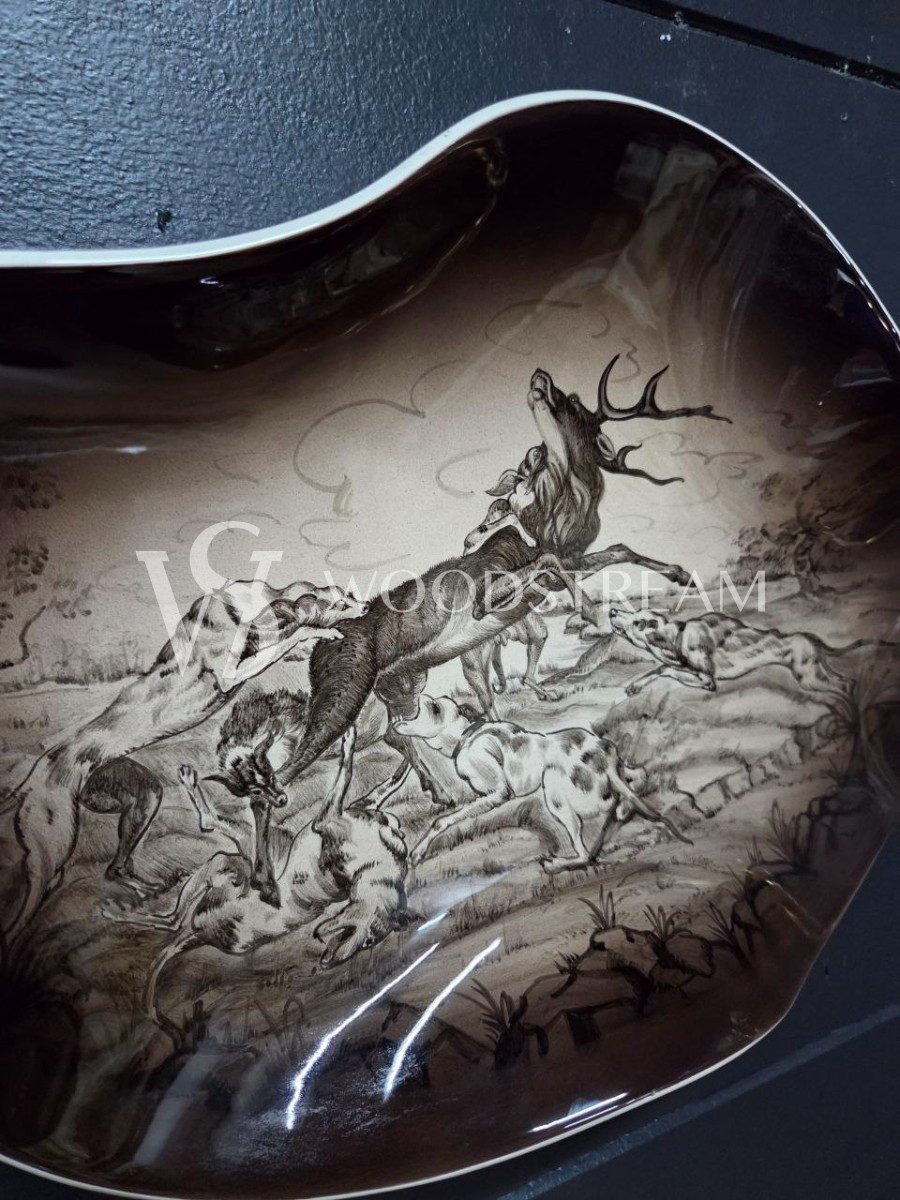 Тарелка декоративная со сценой охоты