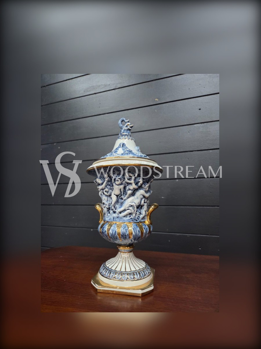 Ваза с крышкой с путти Каподимонте