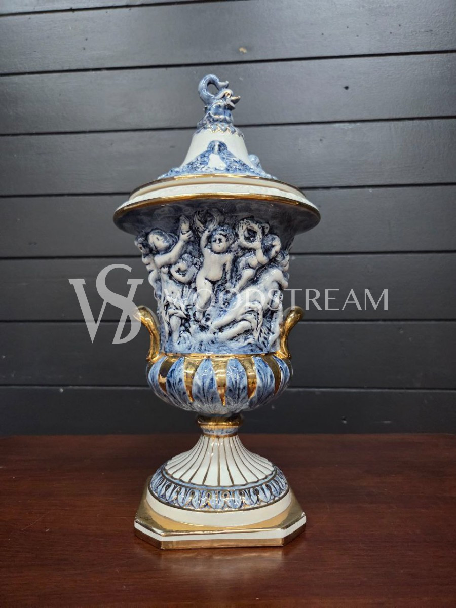 Ваза с крышкой с путти Каподимонте