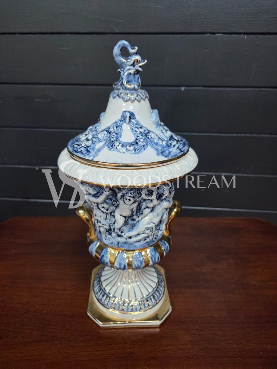 Ваза с крышкой с путти Каподимонте