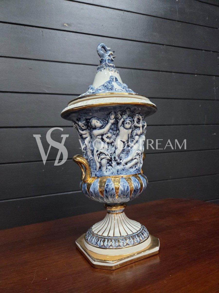 Ваза с крышкой с путти Каподимонте