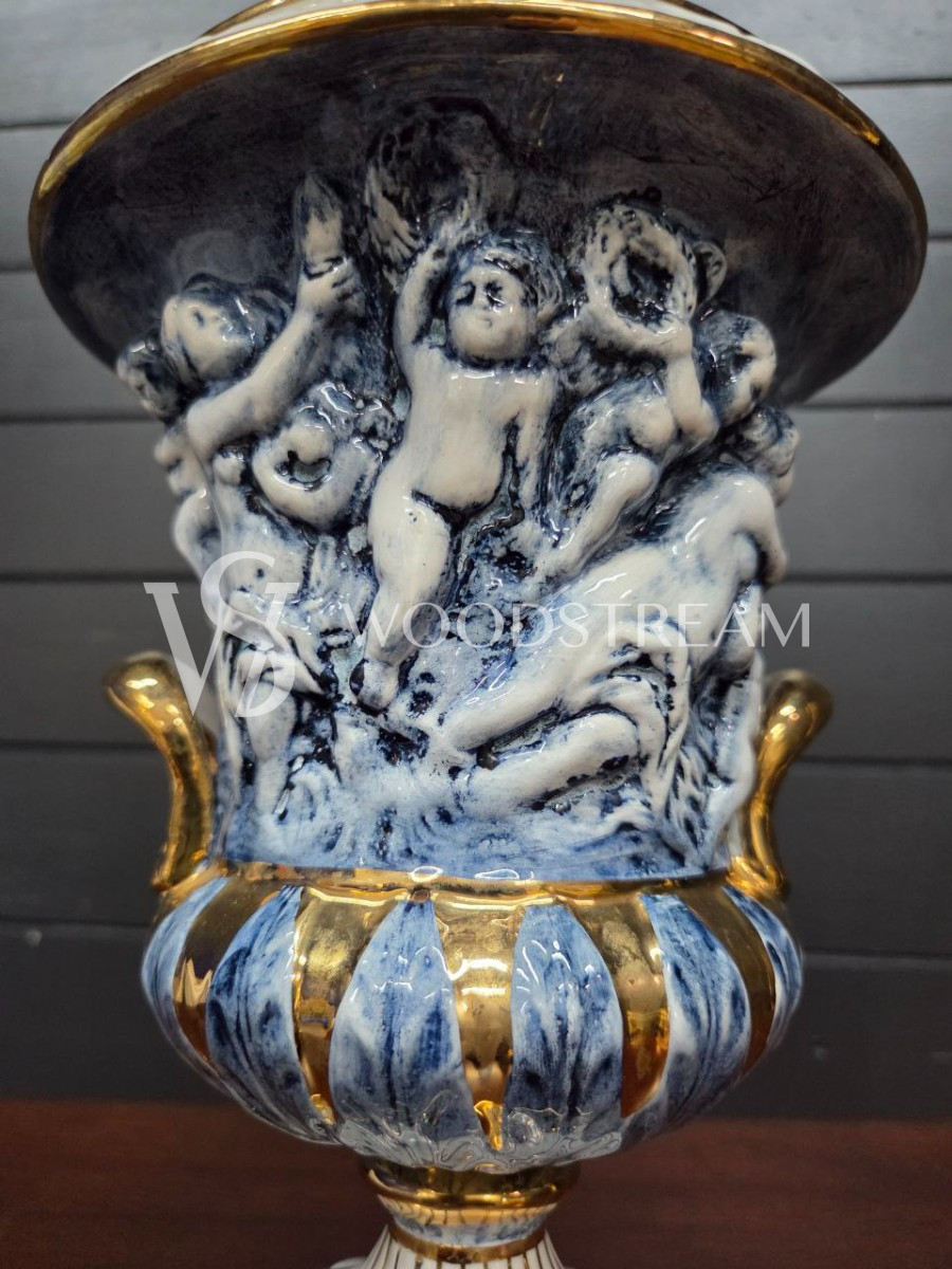 Ваза с крышкой с путти Каподимонте