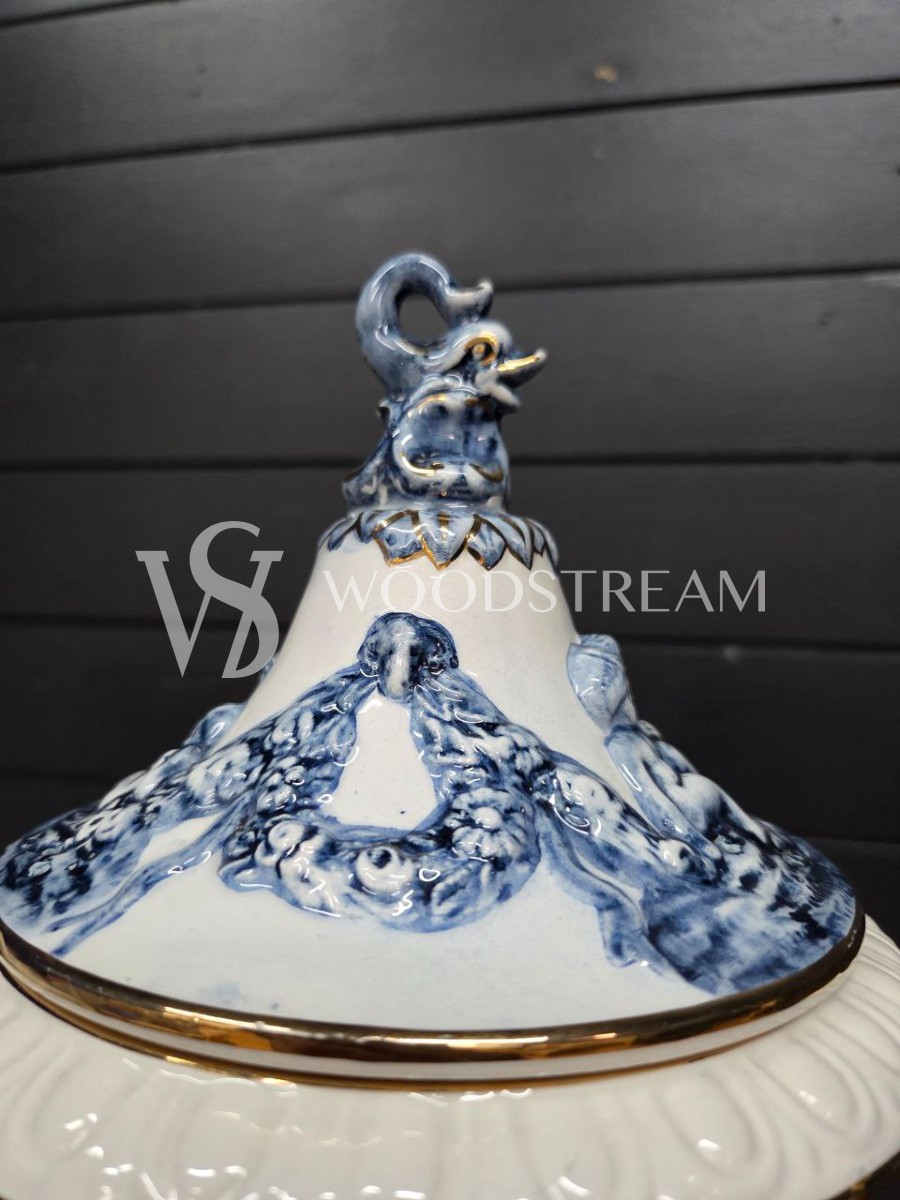 Ваза с крышкой с путти Каподимонте