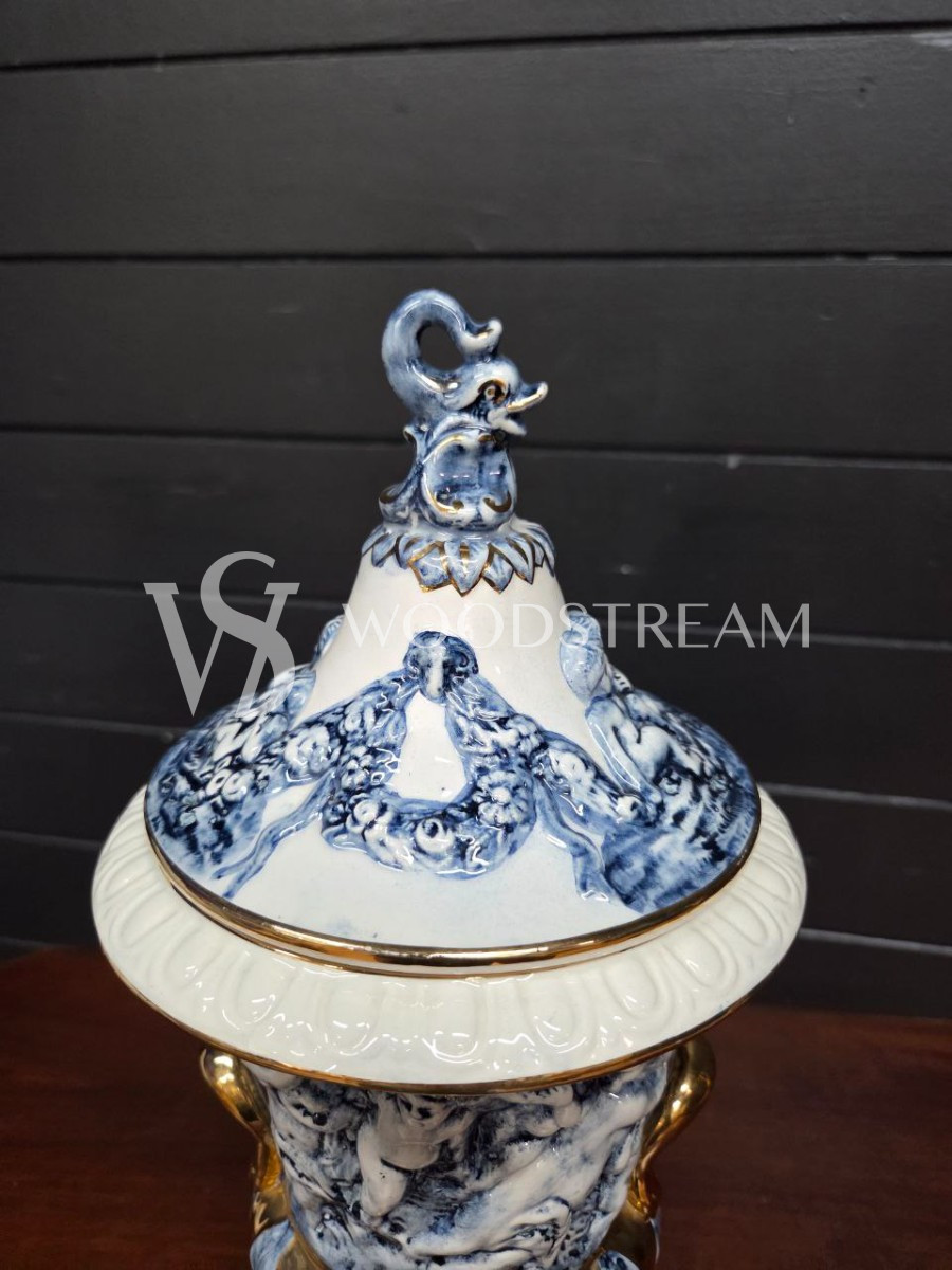 Ваза с крышкой с путти Каподимонте