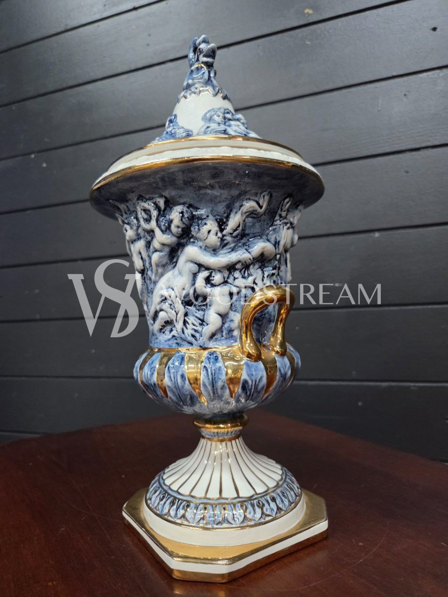 Ваза с крышкой с путти Каподимонте