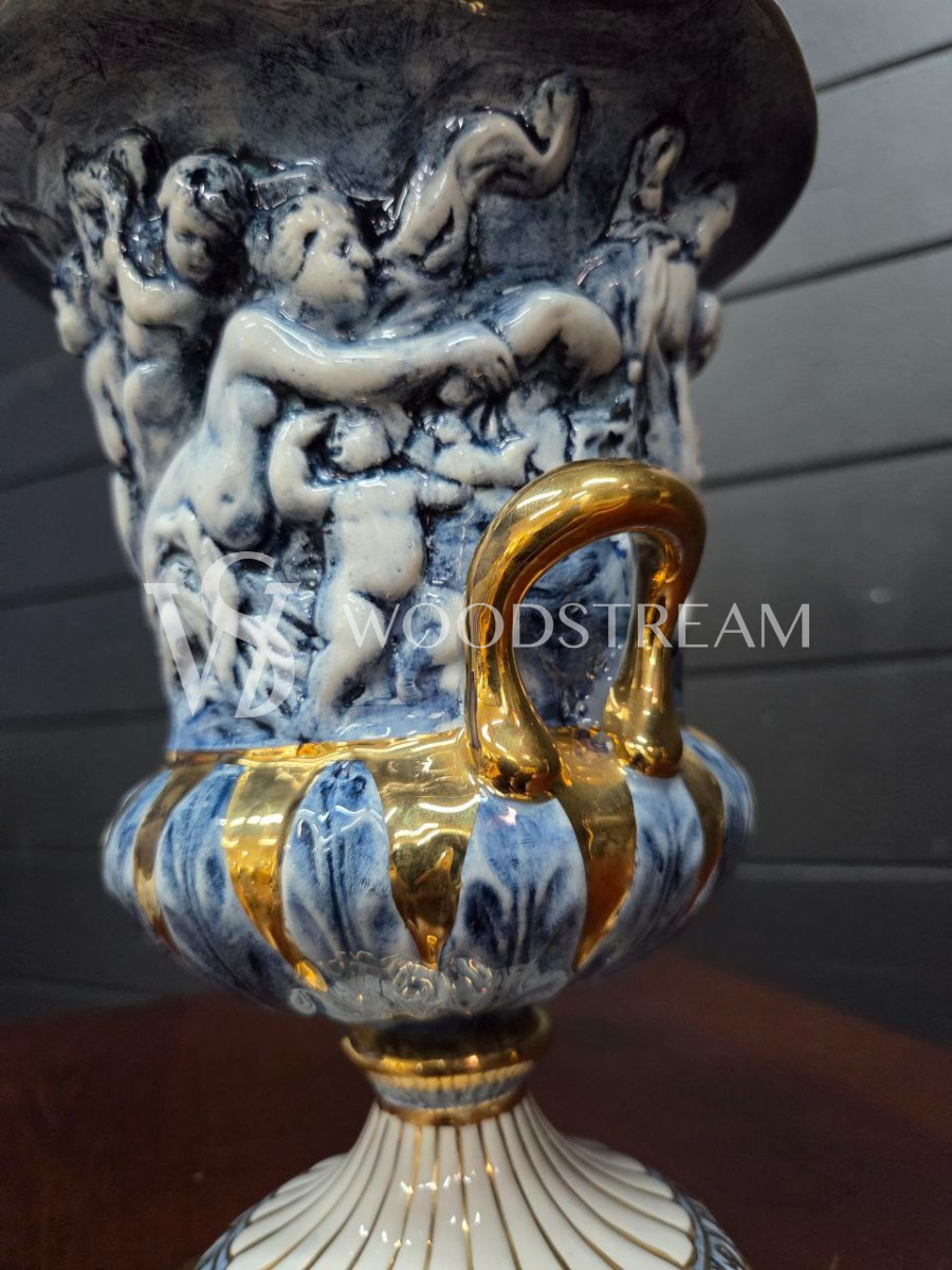 Ваза с крышкой с путти Каподимонте