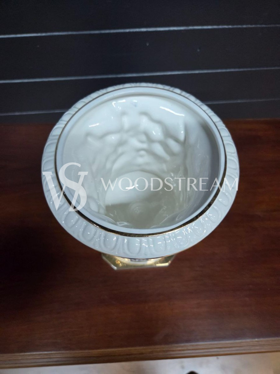 Ваза с крышкой с путти Каподимонте