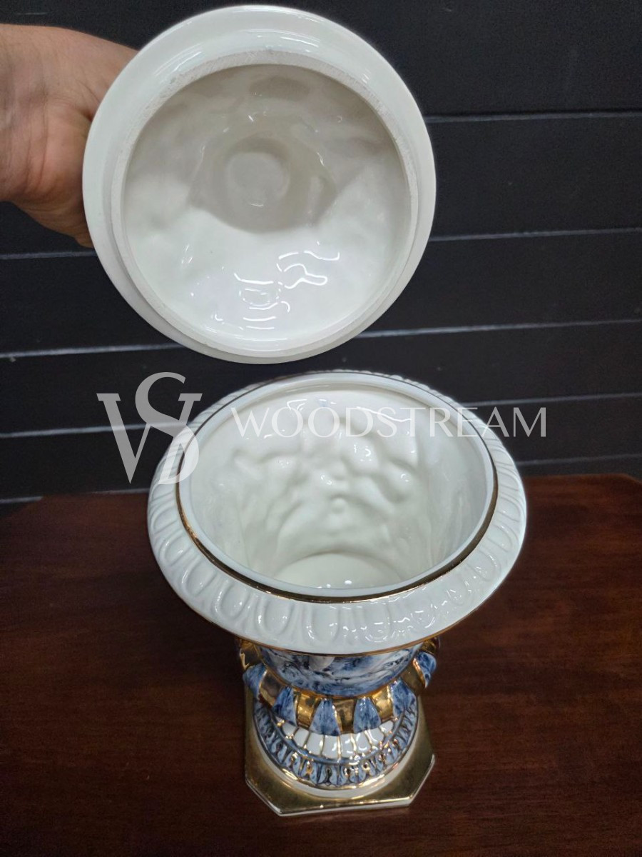 Ваза с крышкой с путти Каподимонте