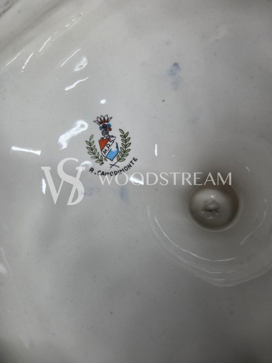 Ваза с крышкой с путти Каподимонте