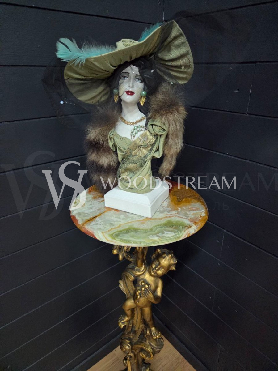 Скульптура/Бюст Дама в шляпе и манто