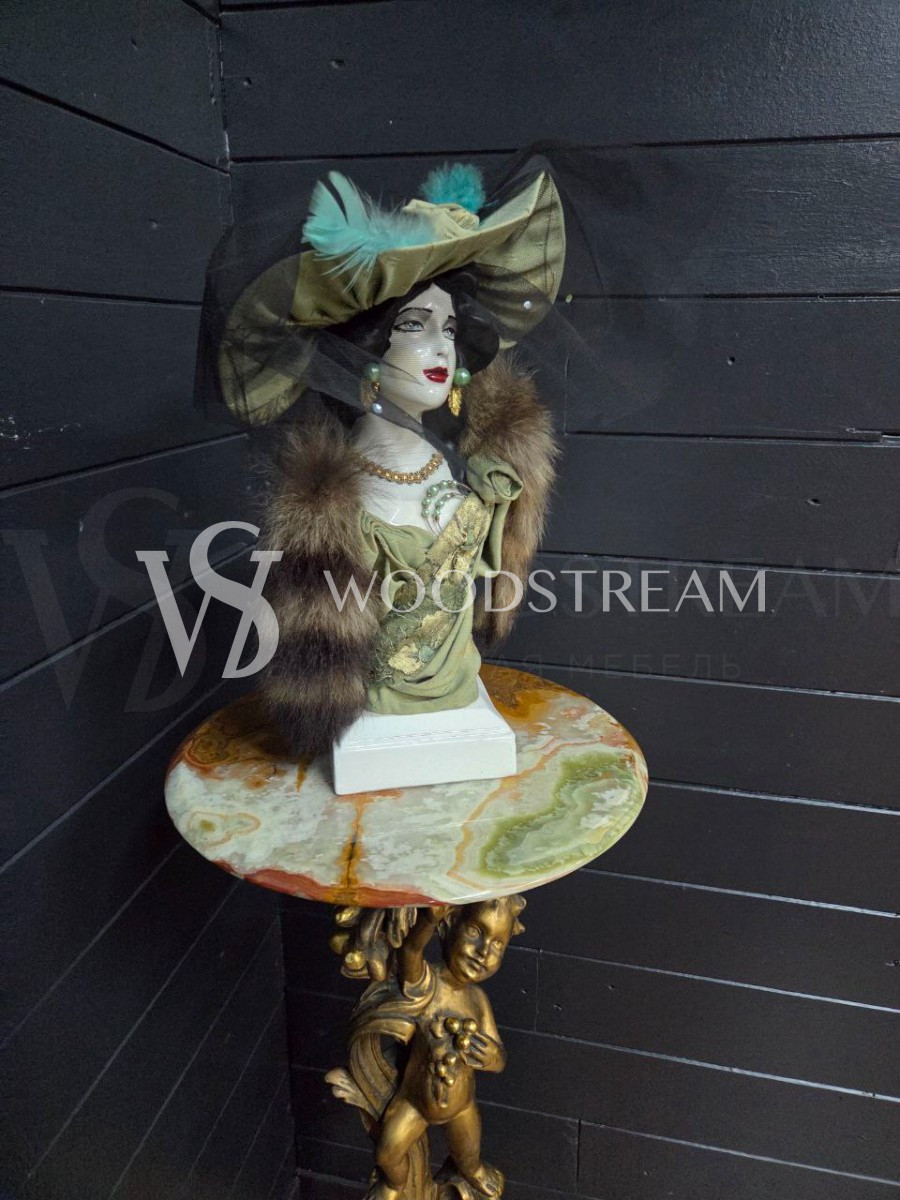 Скульптура/Бюст Дама в шляпе и манто