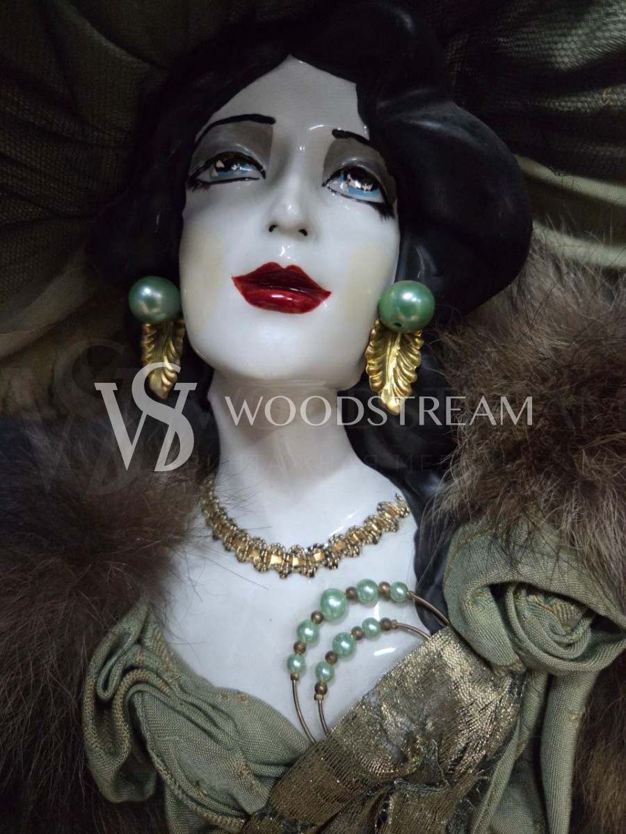 Скульптура/Бюст Дама в шляпе и манто