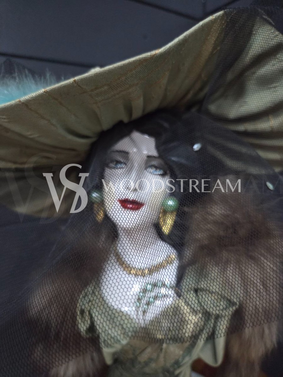 Скульптура/Бюст Дама в шляпе и манто