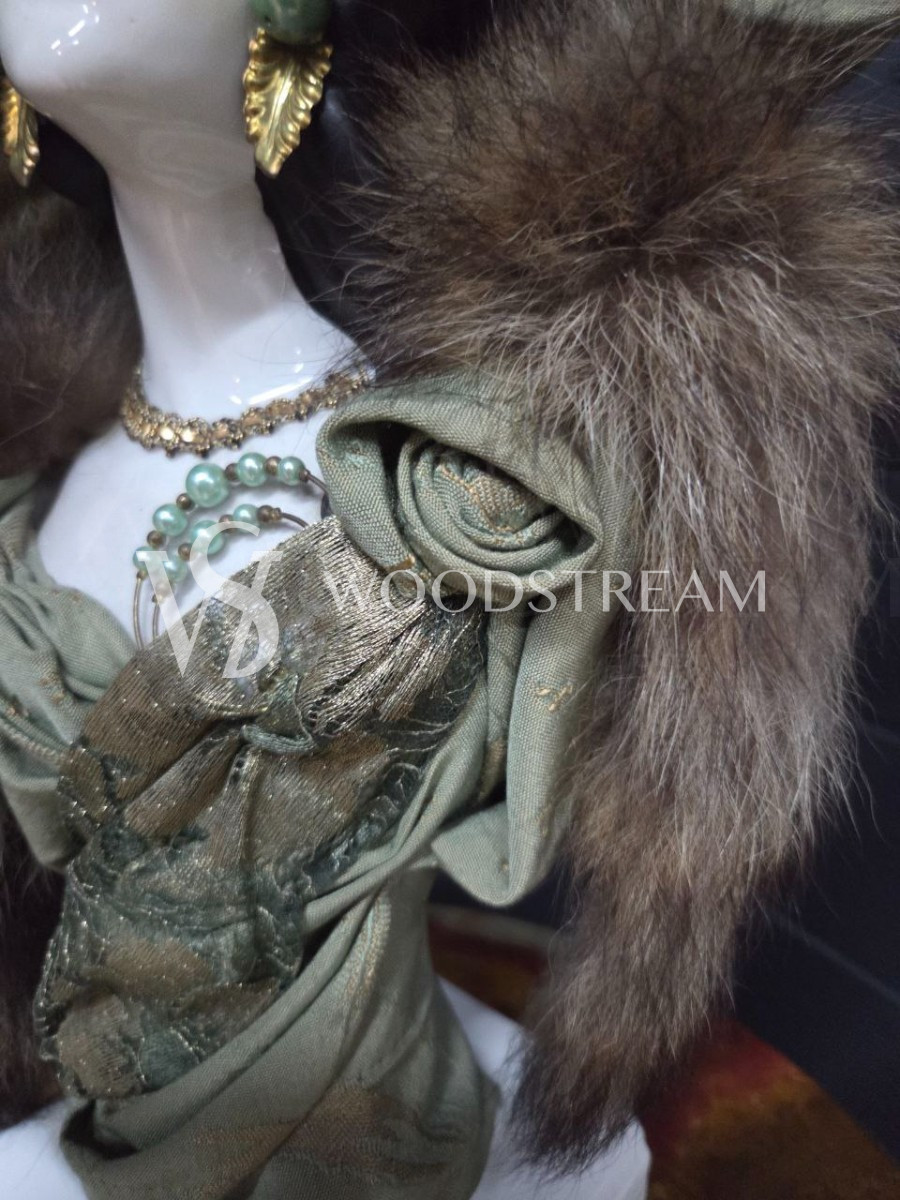 Скульптура/Бюст Дама в шляпе и манто