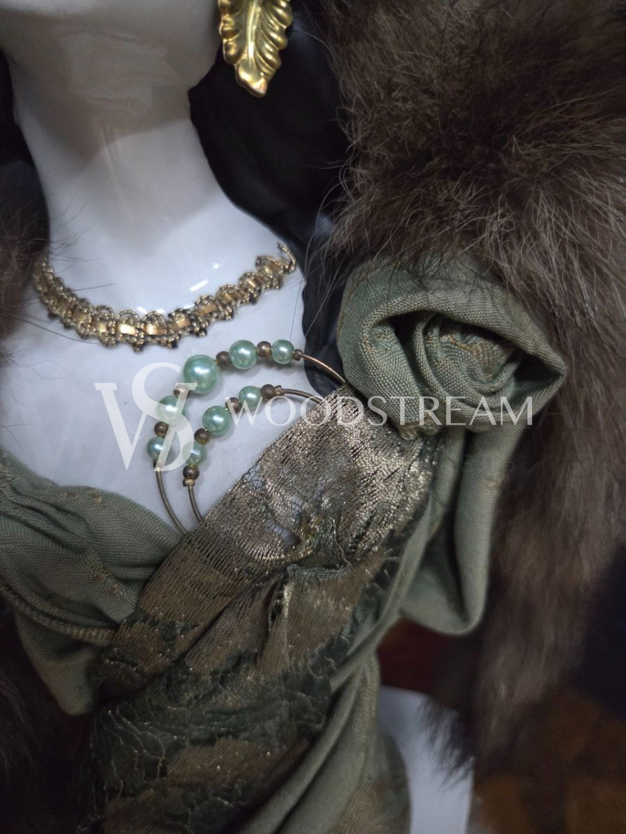 Скульптура/Бюст Дама в шляпе и манто