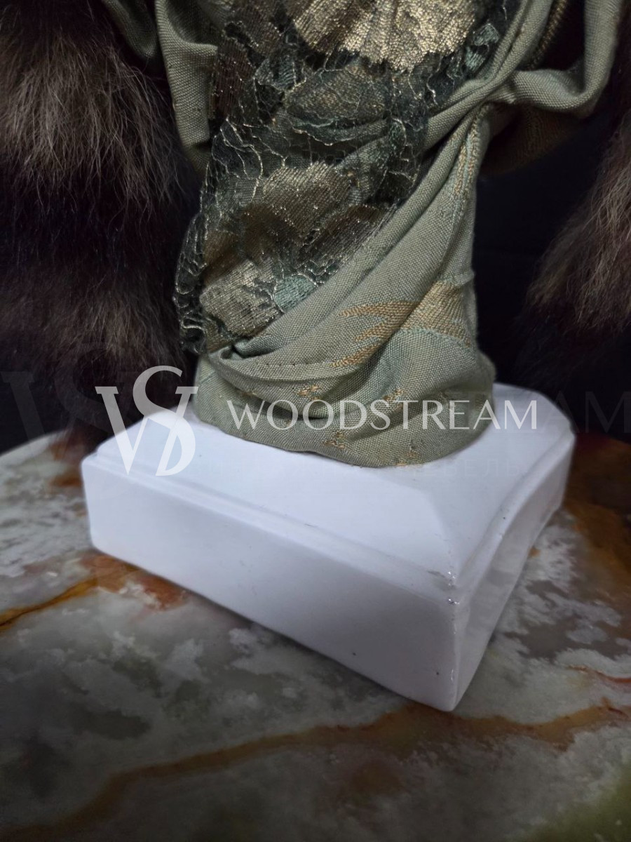 Скульптура/Бюст Дама в шляпе и манто