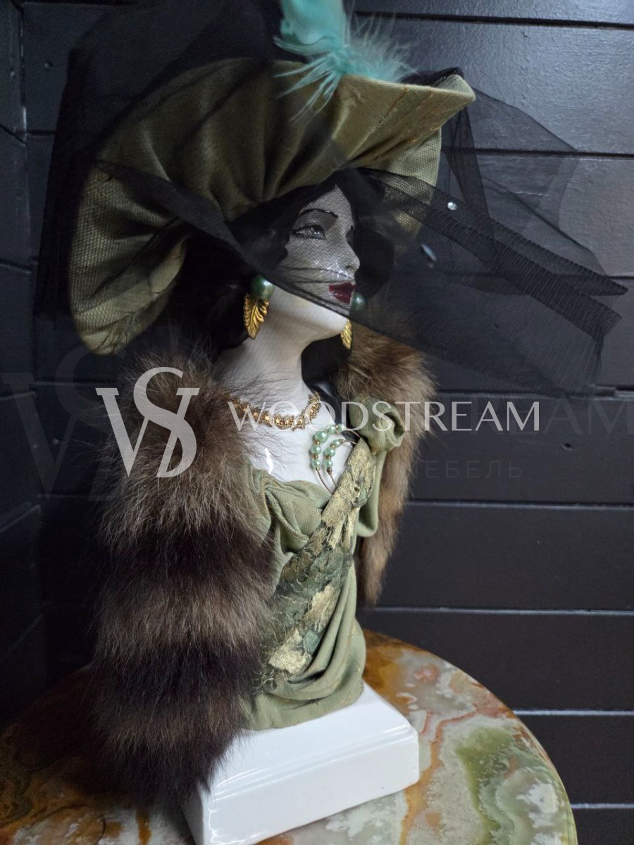 Скульптура/Бюст Дама в шляпе и манто