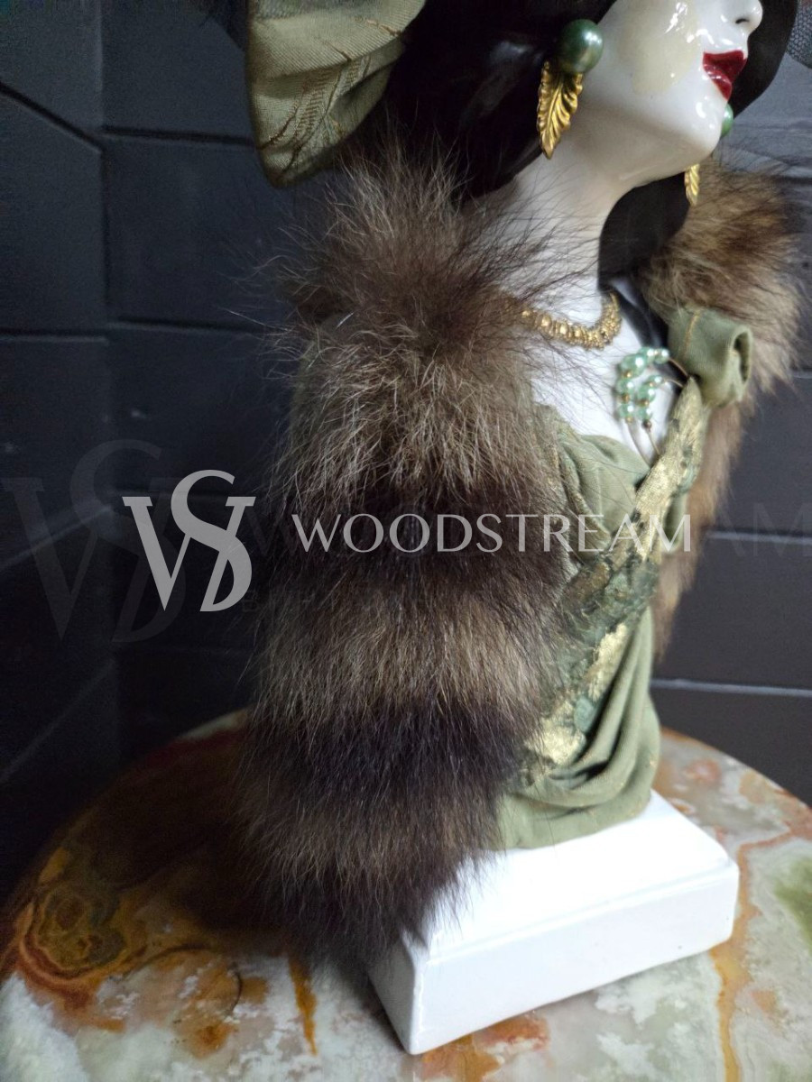 Скульптура/Бюст Дама в шляпе и манто