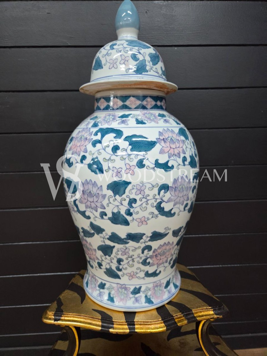 Ваза с крышкой в стиле шинуазри